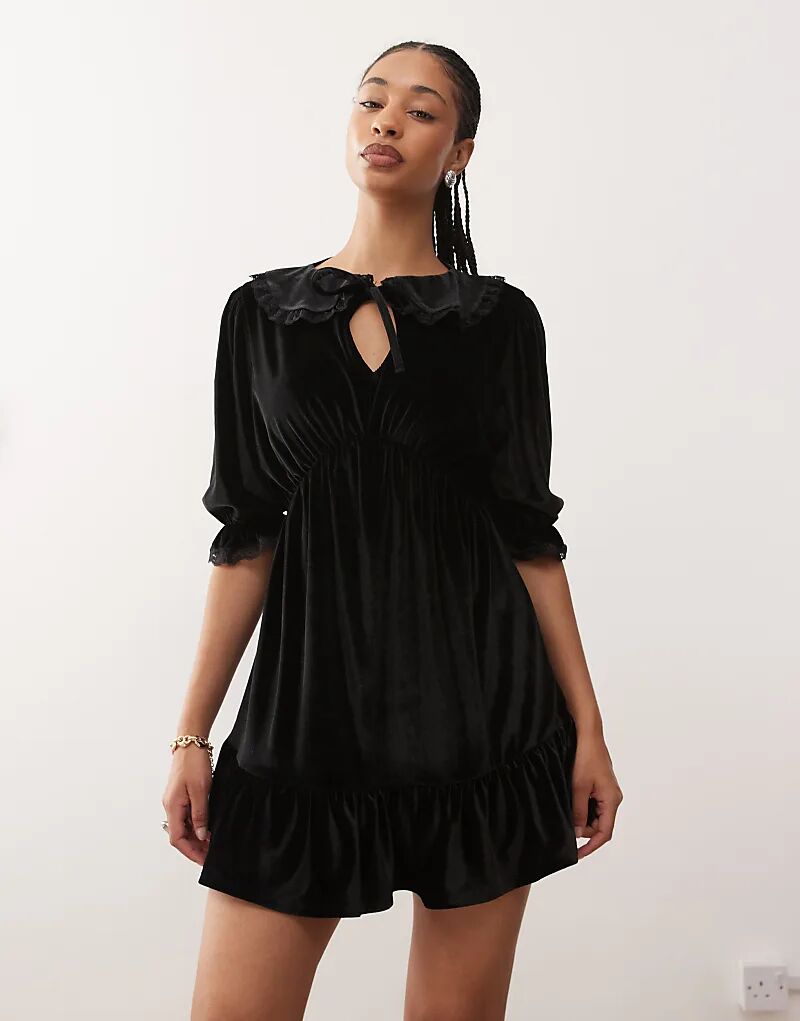 Мини-платье Reclaimed Vintage на Хэллоуин из бархата с воротником и кружевными вставками, черного цвета
Мини-платье Reclaimed Vintage на Хэллоуин из бархата с воротником и кружевными вставками, черного цвета