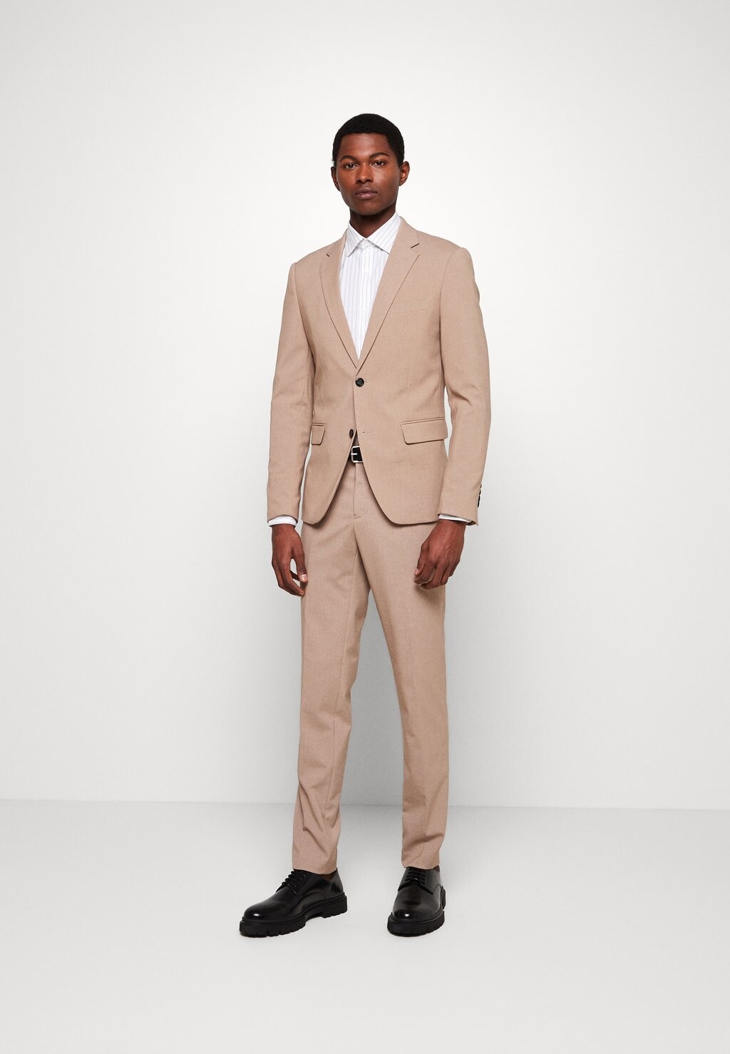 Костюм PLAIN MENS SUIT Lindbergh, цвет beige mel 
Костюм PLAIN MENS SUIT Lindbergh, цвет beige mel