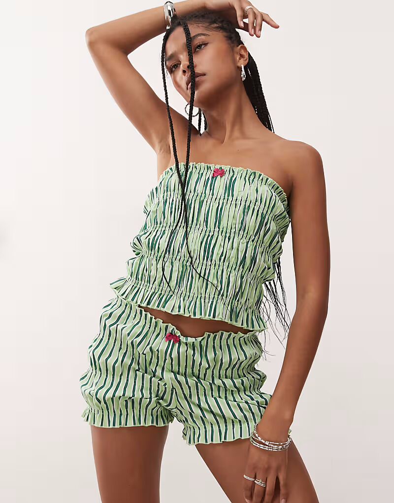 COLLUSION присборенные микрошорты в зеленую полоску
COLLUSION присборенные микрошорты в зеленую полоску