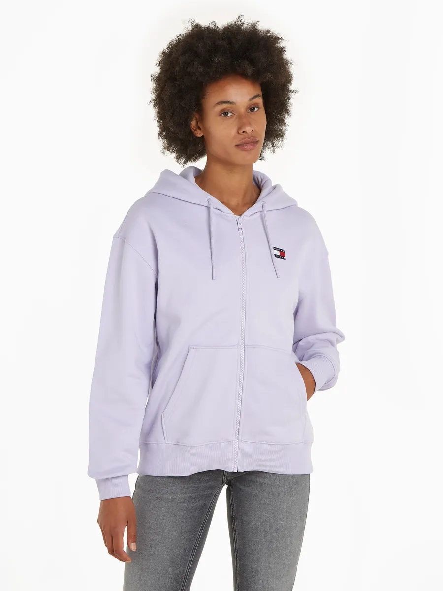 Толстовка Tommy Jeans с капюшоном "TJW BADGE ZIP THRU HOODIE EXT" и логотипом Tommy Jeans, цвет Lavender Flower
Толстовка Tommy Jeans с капюшоном "TJW BADGE ZIP THRU HOODIE EXT" и логотипом Tommy Jeans, цвет Lavender Flower