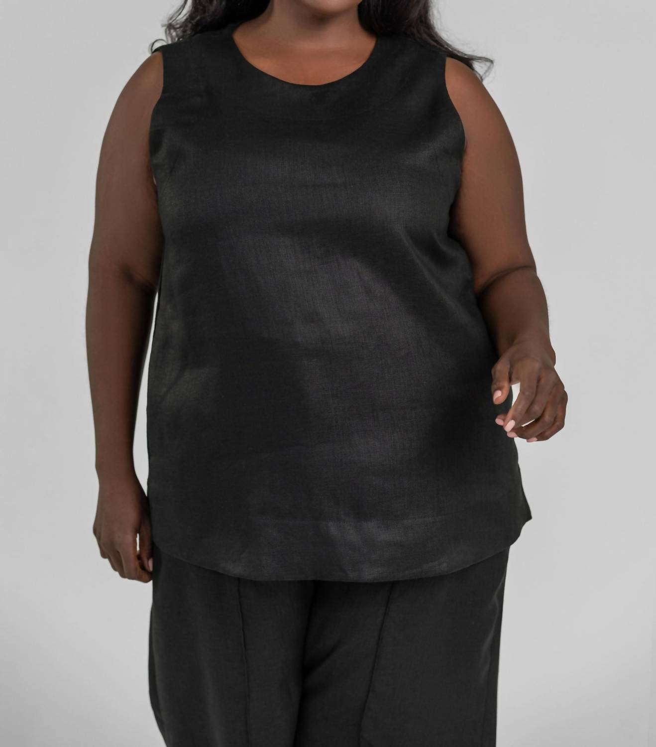 Топ-майка Ava Linen плюс размера в черном цвете Adriana Contreras 
Топ-майка Ava Linen плюс размера в черном цвете Adriana Contreras