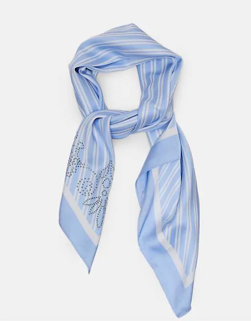 Голубой шарф в диагональную полоску с кусочками Stradivarius
Голубой шарф в диагональную полоску с кусочками Stradivarius