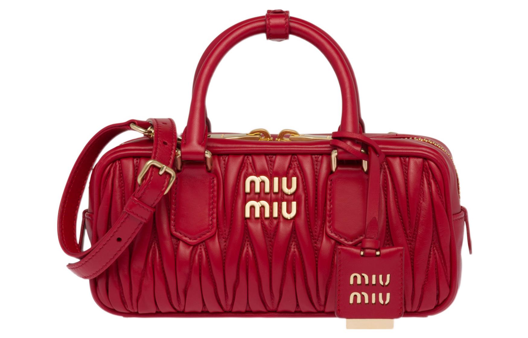 Матлассе сумка через плечо из овчины, кроссбоди, женская повседневная сумка regular MIU MIU, Set (Bag+Dust Bag)
Матлассе сумка через плечо из овчины, кроссбоди, женская повседневная сумка regular MIU MIU, Set (Bag+Dust Bag)