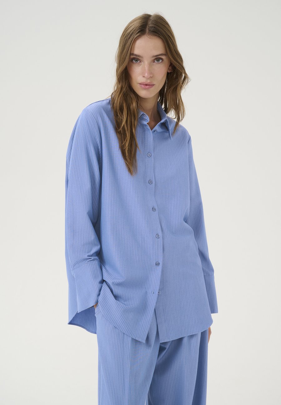 Блуза My Essential Wardrobe Button-down blouse, Skye Blue W Stripe/Blue
Блуза My Essential Wardrobe Button-down blouse, Skye Blue W Stripe/Blue
