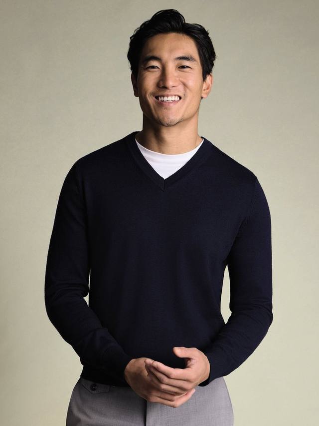 Джемпер из мериносовой шерсти с V-образным вырезом Charles Tyrwhitt, Navy
Джемпер из мериносовой шерсти с V-образным вырезом Charles Tyrwhitt, Navy