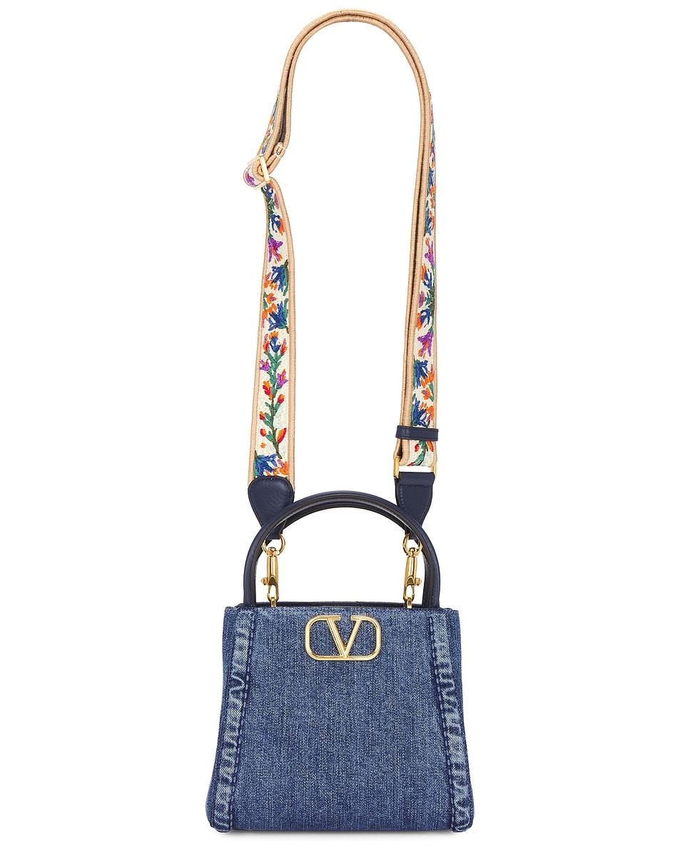 Alltime Маленькая сумка с двумя ручками Valentino Garavani, Dark Denim, Multicolor, & Worker
Alltime Маленькая сумка с двумя ручками Valentino Garavani, Dark Denim, Multicolor, & Worker