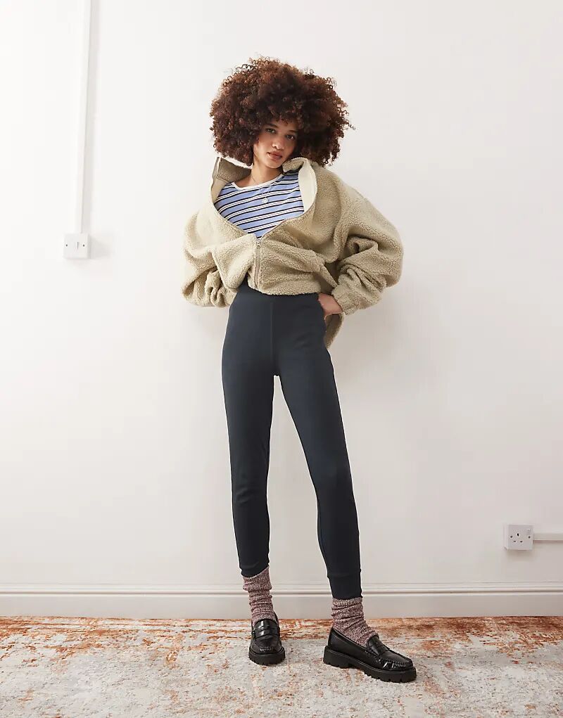 Леггинсы COLLUSION из плотной ткани в рубчик темно-серого цвета с глубокими манжетами
Леггинсы COLLUSION из плотной ткани в рубчик темно-серого цвета с глубокими манжетами