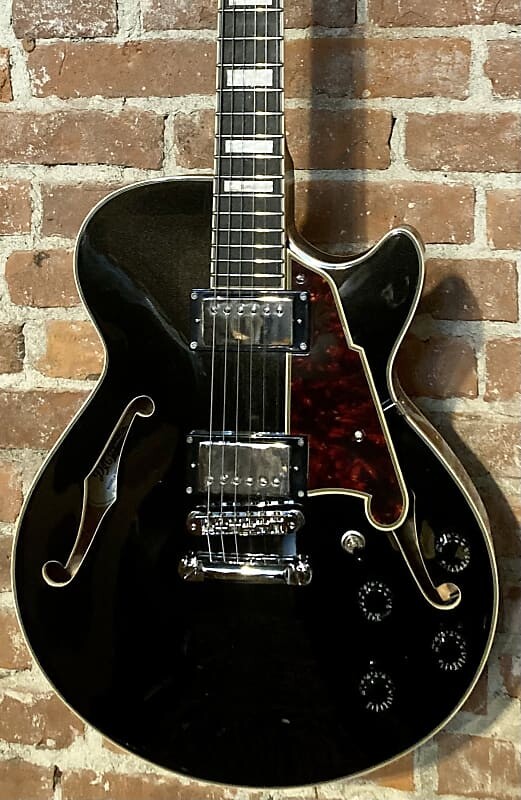 Электрогитара D'Angelico Premier SS Semi-Hollow Single Cutaway with Stop-Bar Tailpiece 2021 - Black Flake
Электрогитара D'Angelico Premier SS Semi-Hollow Single Cutaway with Stop-Bar Tailpiece 2021 - Black Flake