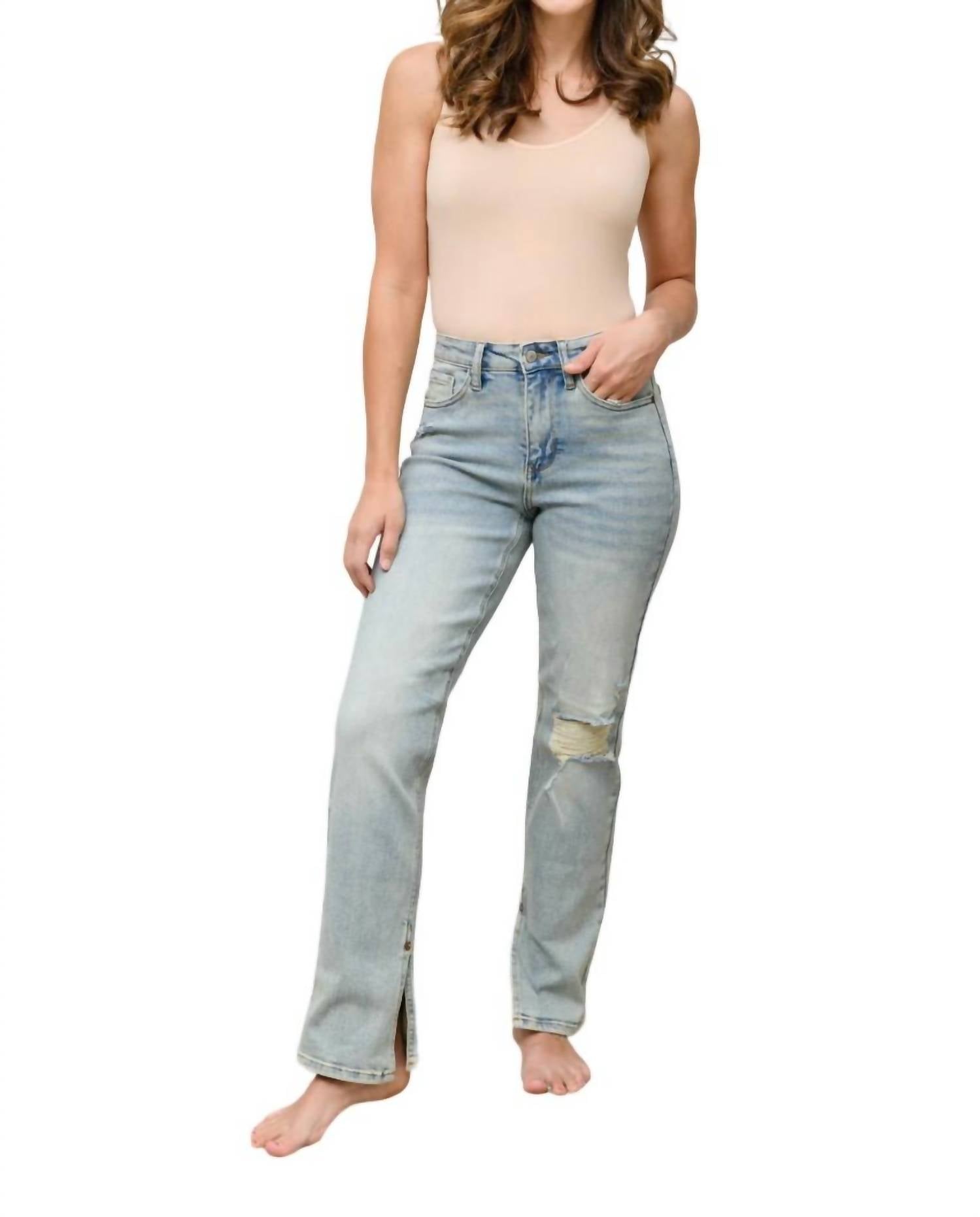 Джинсы прямого кроя с высокой посадкой и рваными краями, светло-синего цвета Judy Blue
Джинсы прямого кроя с высокой посадкой и рваными краями, светло-синего цвета Judy Blue