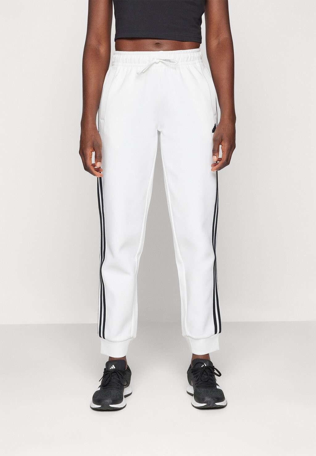 Брюки тренировочного костюма Future Icons Three Stripes Regular Pant adidas Sportswear, белые
Брюки тренировочного костюма Future Icons Three Stripes Regular Pant adidas Sportswear, белые