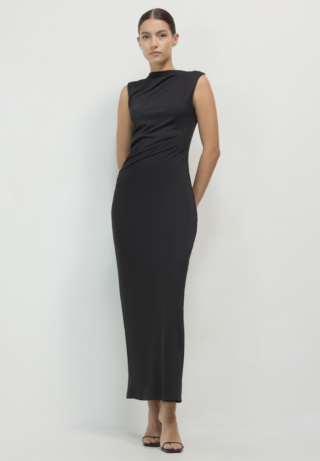 Платье макси LUNGO CON ARRICCIO Calliope, черный
Платье макси LUNGO CON ARRICCIO Calliope, черный