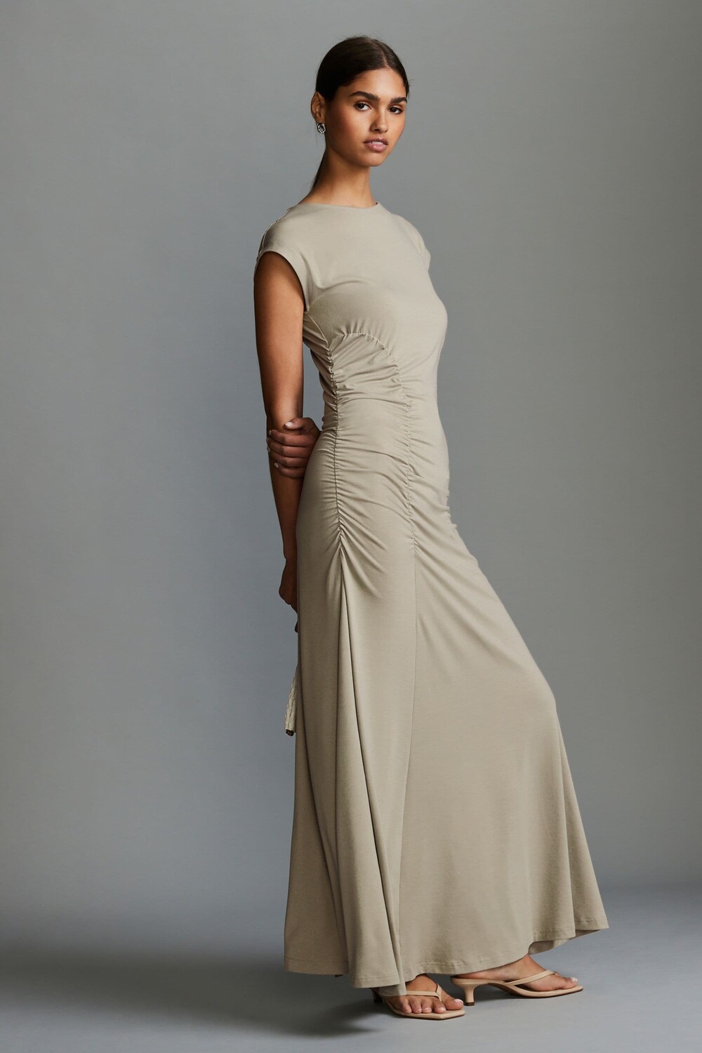 Платье макси с рукавами крылышками и сборками Next, серый 
Платье макси с рукавами крылышками и сборками Next, серый