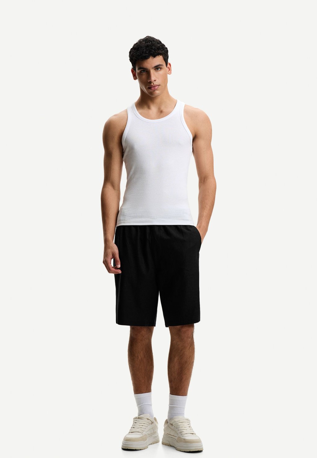 Шорты JOGGER Bershka, черный
Шорты JOGGER Bershka, черный