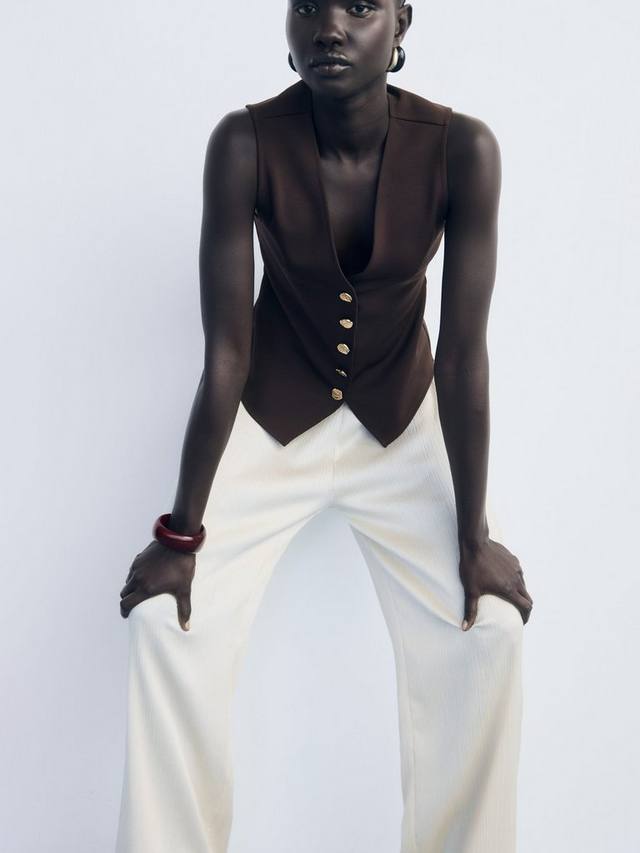 Жилет с пуговицами салве на талии Mango, Brown
Жилет с пуговицами салве на талии Mango, Brown