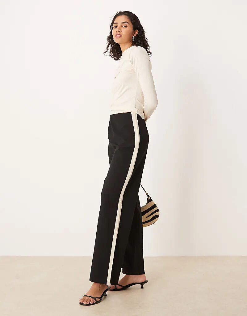 Широкие брюки-джоггеры Brave Soul с боковыми полосками черного цвета
Широкие брюки-джоггеры Brave Soul с боковыми полосками черного цвета