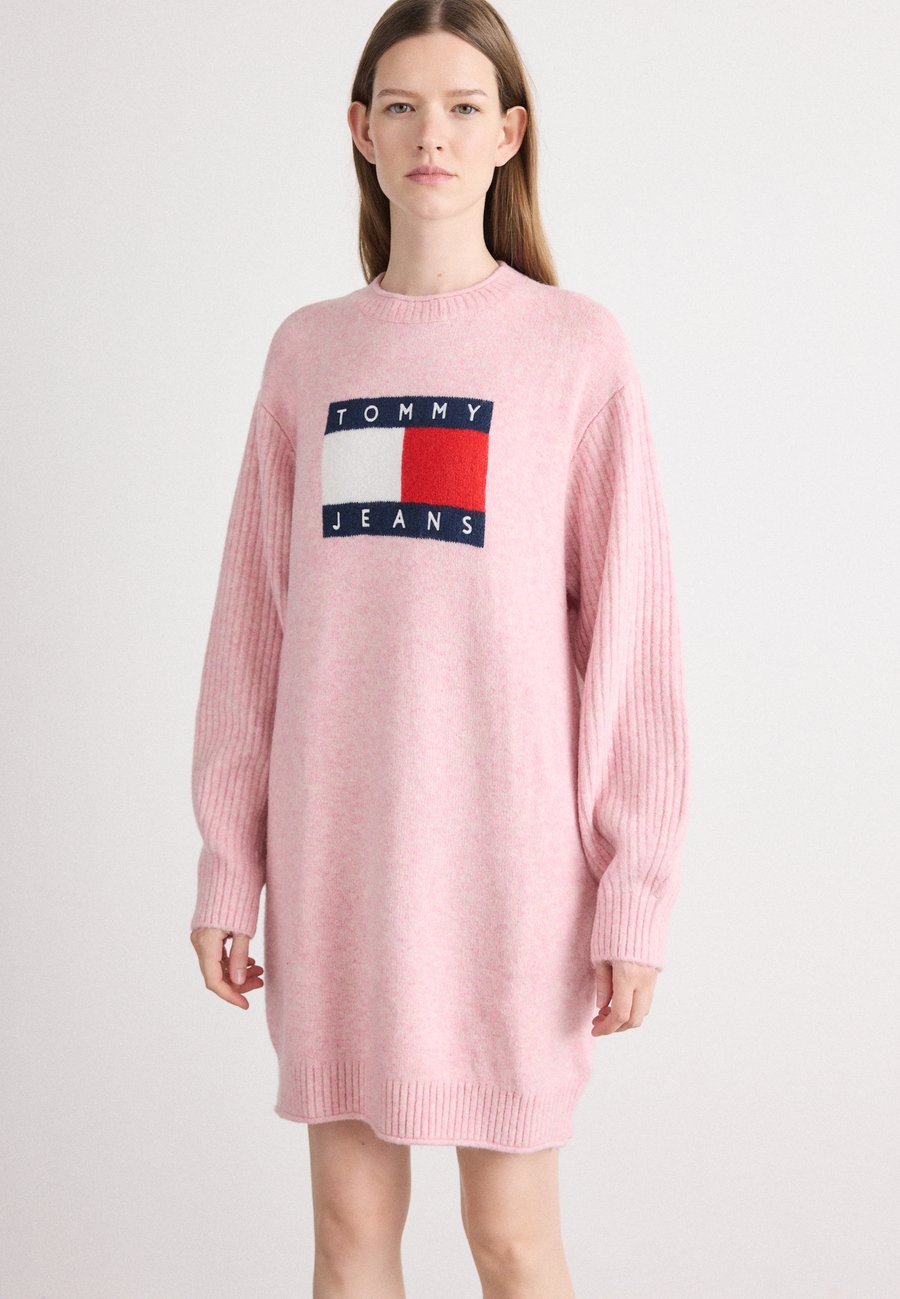 Платье Tommy Jeans FLAG SWEATER DRESS, Mystic Pink/Pink
Платье Tommy Jeans FLAG SWEATER DRESS, Mystic Pink/Pink