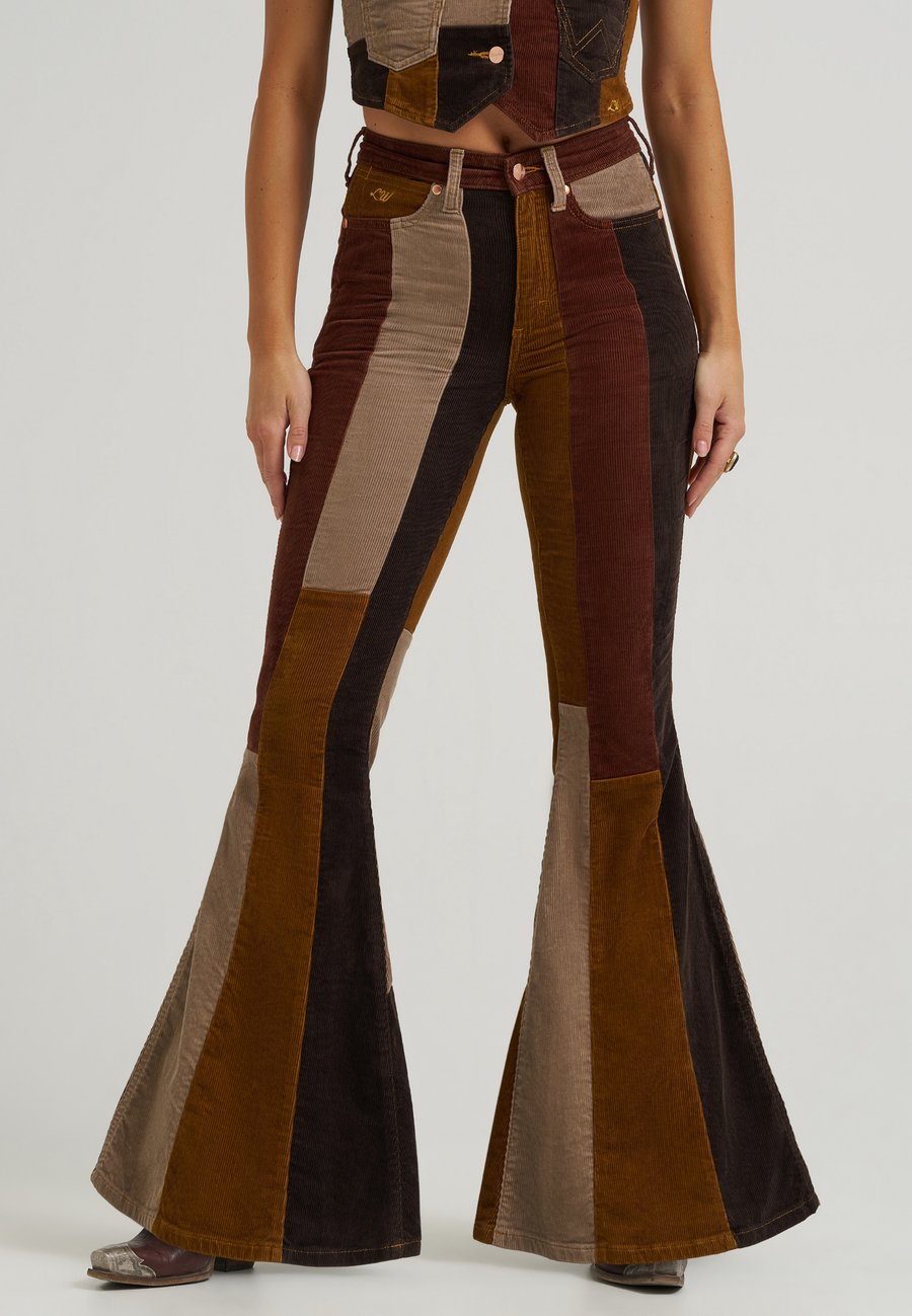 Брюки Wrangler WRANGLER x LAINEY WILSON PATCHWORK BOTTOM, Brown
Брюки Wrangler WRANGLER x LAINEY WILSON PATCHWORK BOTTOM, Brown