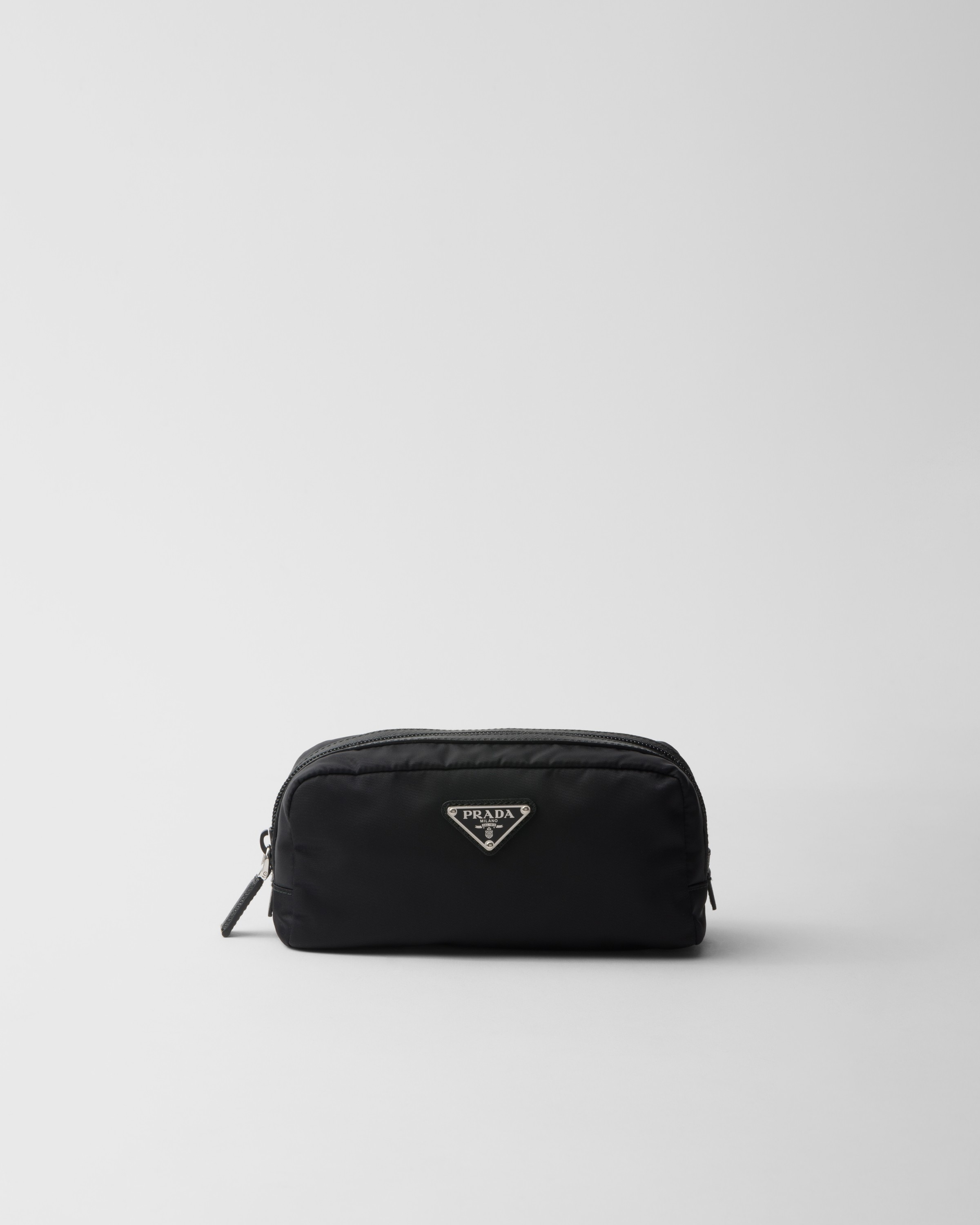 Несессер из Re-Nylon и сафьяновой кожи Prada, черный
Несессер из Re-Nylon и сафьяновой кожи Prada, черный