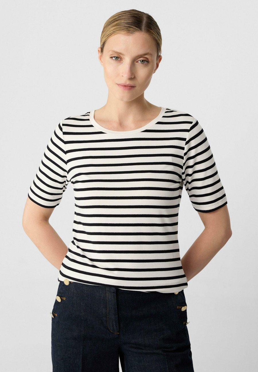 Футболка comma RINGEL MIT DEZENTEM GLITZERGARN, Weiß/White
Футболка comma RINGEL MIT DEZENTEM GLITZERGARN, Weiß/White