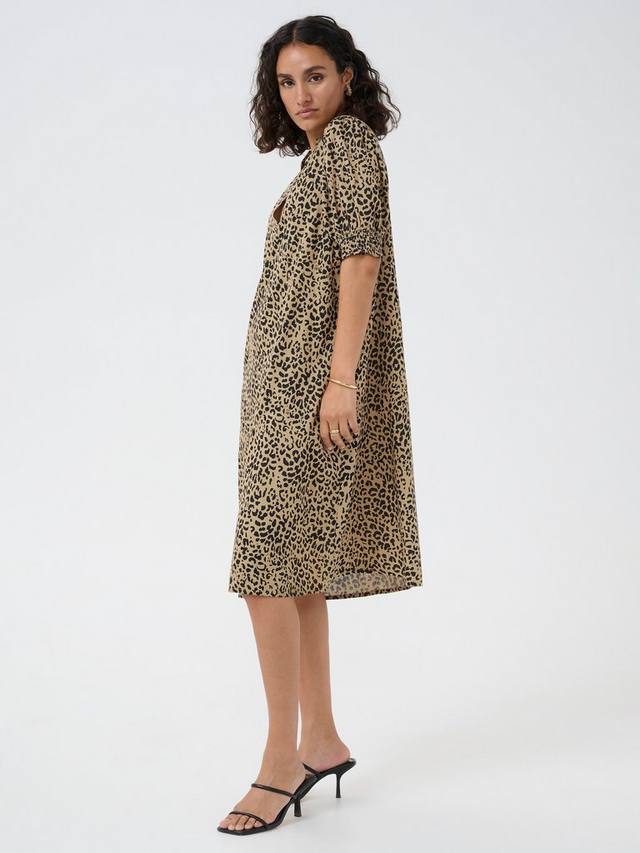 Платье длиной до колен с воротником-оборкой kabeathe KAFFE, цвет Oak/Black 
Платье длиной до колен с воротником-оборкой kabeathe KAFFE, цвет Oak/Black