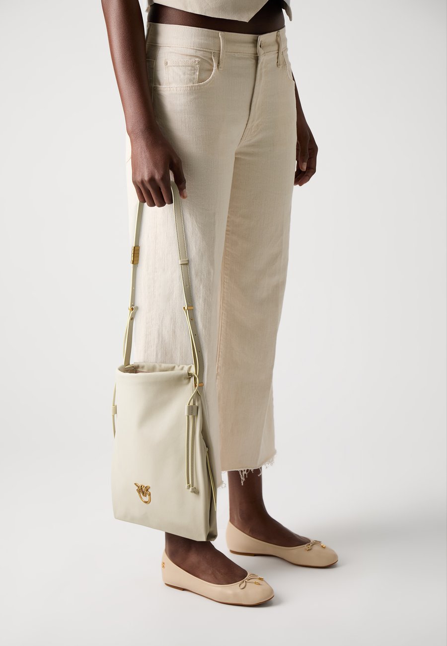 Сумка-шоппер Pinko Tote bag, Bianco Seta/Antique Gold-Coloured/White
Сумка-шоппер Pinko Tote bag, Bianco Seta/Antique Gold-Coloured/White