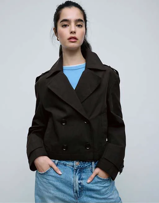 Короткий двубортный тренч черного цвета Stradivarius
Короткий двубортный тренч черного цвета Stradivarius
