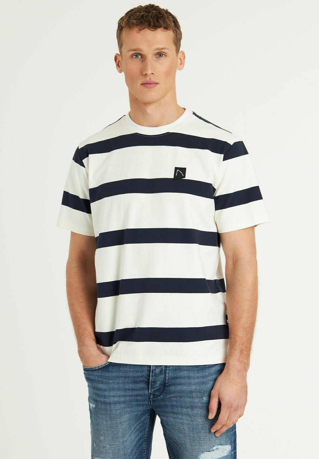 Футболка с принтом STORM CHASIN', темно-синий
Футболка с принтом STORM CHASIN', темно-синий