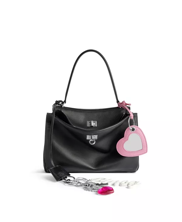 Сумка Rodeo с эффектом потертости и одним брелоком. Balenciaga, черный
Сумка Rodeo с эффектом потертости и одним брелоком. Balenciaga, черный