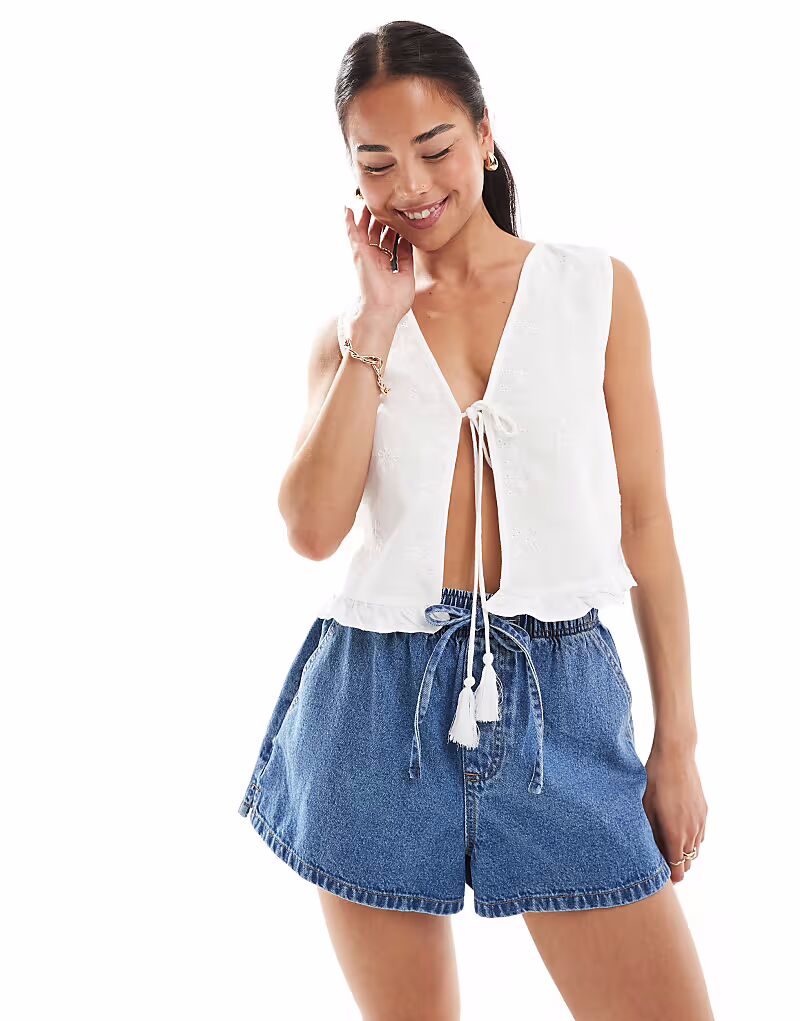 ONLY вышитый топ из смеси льна с завязками спереди белого цвета
ONLY вышитый топ из смеси льна с завязками спереди белого цвета