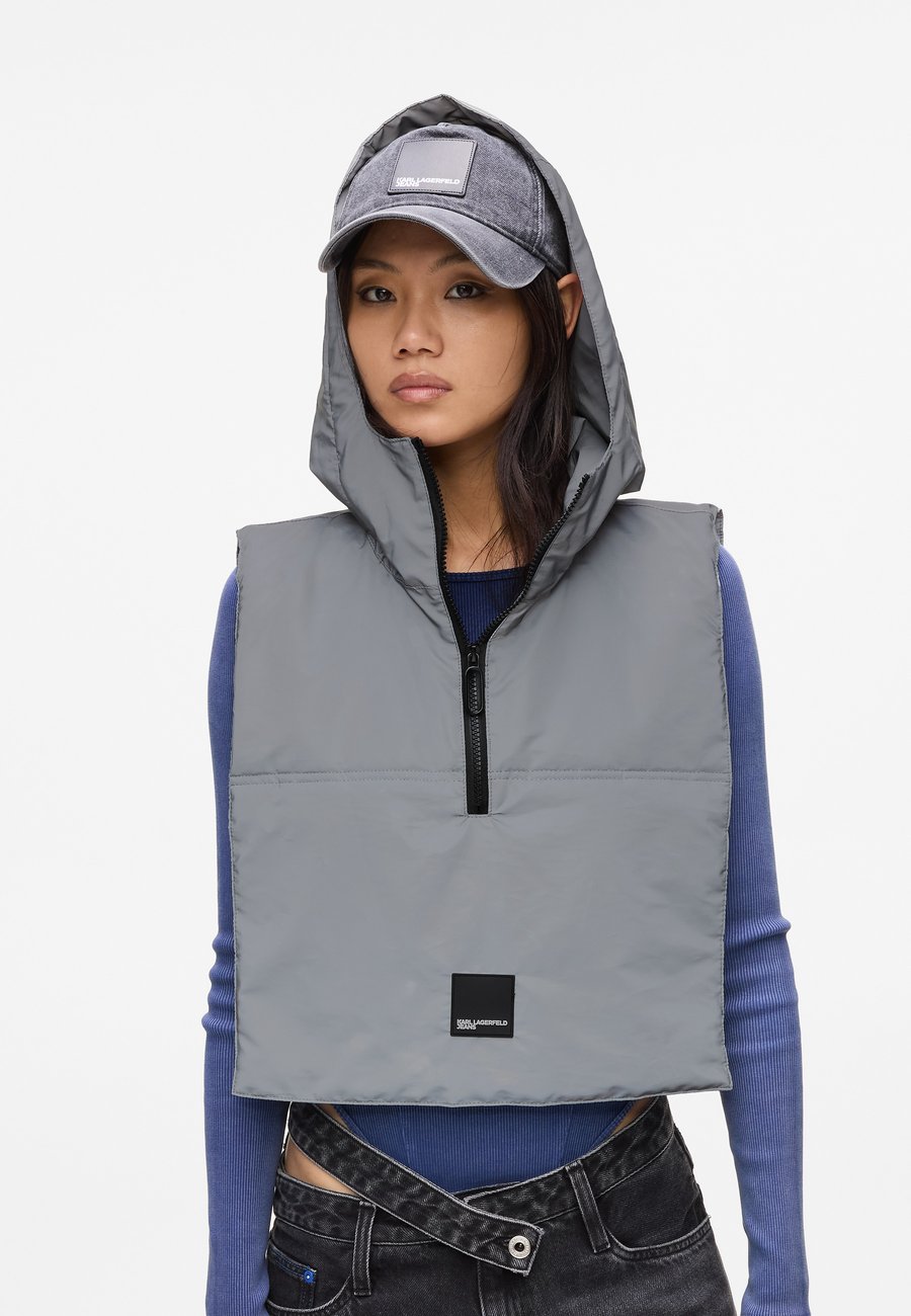 Шарф Karl Lagerfeld Jeans HOOD REFLECTIVE UNISEX, Silver-Coloured
Шарф Karl Lagerfeld Jeans HOOD REFLECTIVE UNISEX, Silver-Coloured