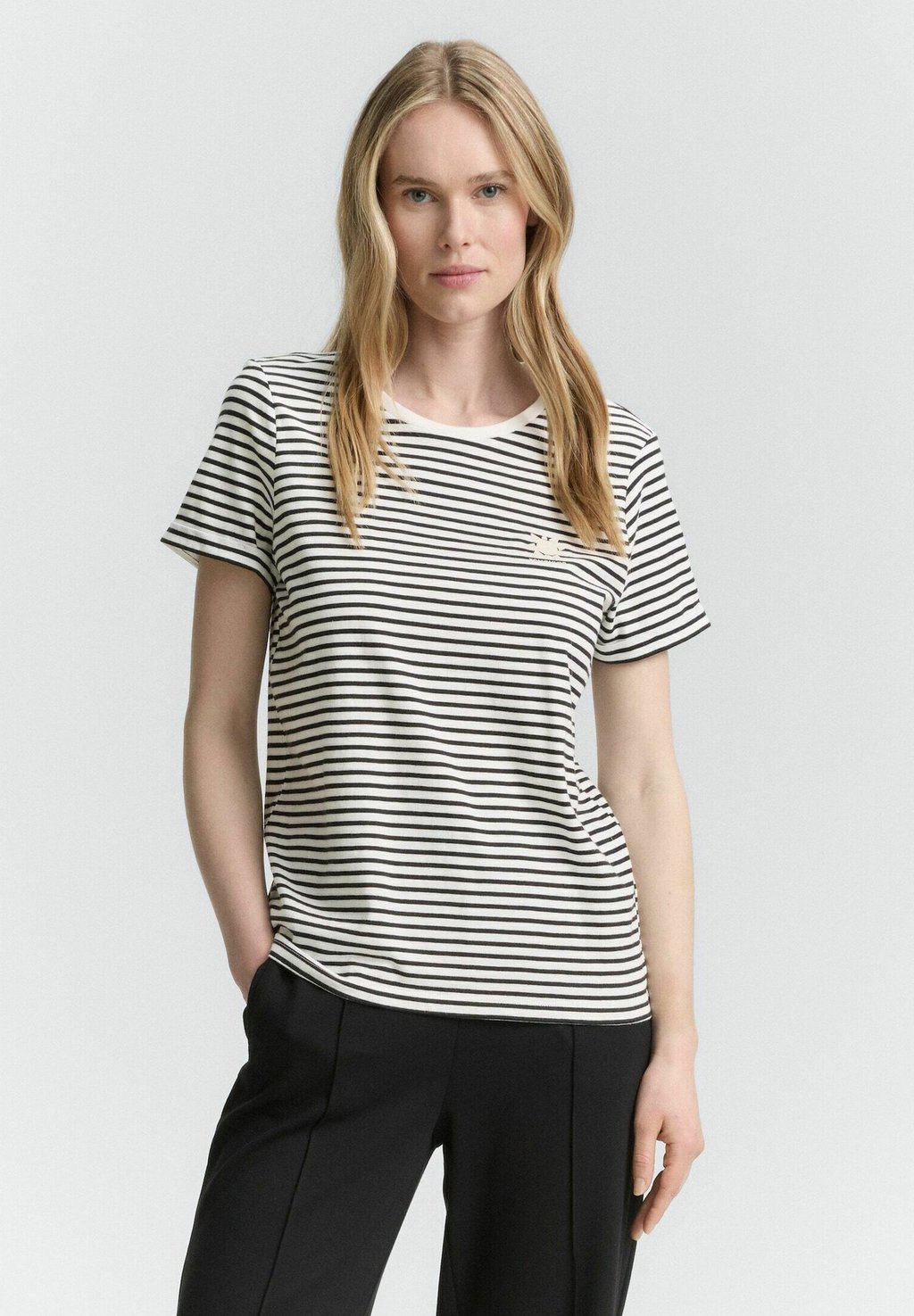 Футболка с принтом MIT STREIFENMUSTER TOM TAILOR, черный 
Футболка с принтом MIT STREIFENMUSTER TOM TAILOR, черный