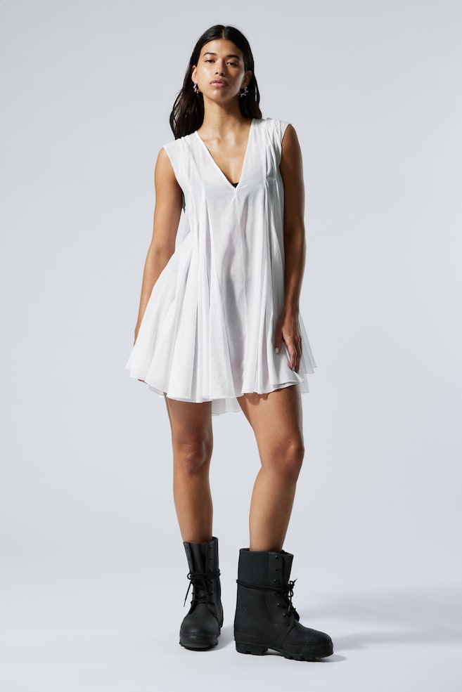 Струящееся мини-платье с V-образным вырезом Weekday, белый
Струящееся мини-платье с V-образным вырезом Weekday, белый