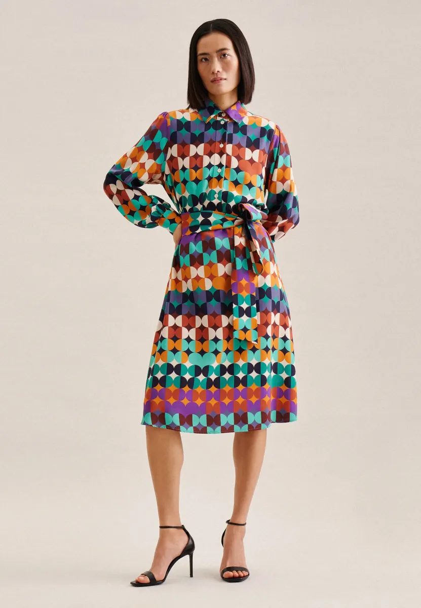 Летнее платье seidensticker "Черная роза", воротник с длинными рукавами и геометрическими узорами, синий
Летнее платье seidensticker "Черная роза", воротник с длинными рукавами и геометрическими узорами, синий