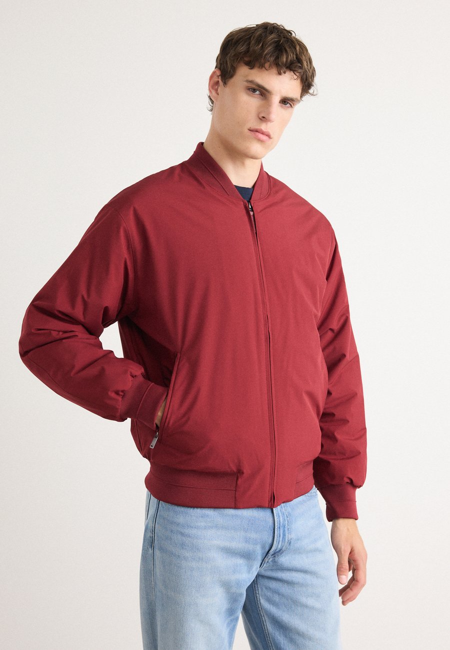 Куртка Calvin Klein HERO, Renaissance Red/Red
Куртка Calvin Klein HERO, Renaissance Red/Red