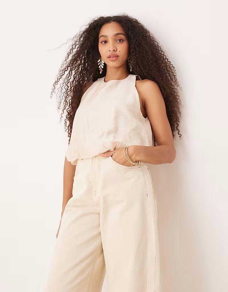 Мягкий топ Mango с круглым вырезом и подолом-фонариком бежевого цвета без рукавов
Мягкий топ Mango с круглым вырезом и подолом-фонариком бежевого цвета без рукавов