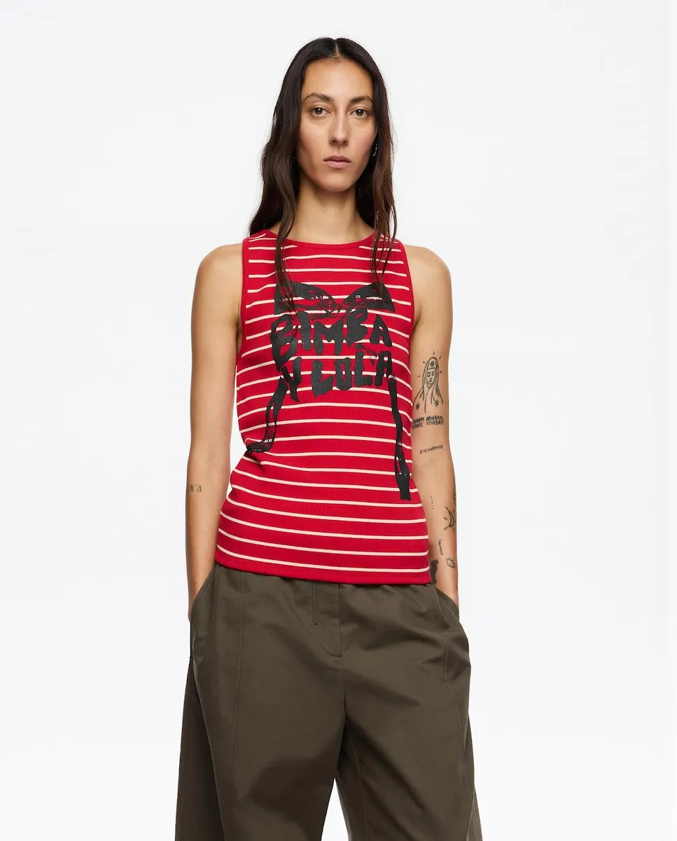 Женский топ с вырезом на пройме и логотипом с красным бантом Bimba y Lola
Женский топ с вырезом на пройме и логотипом с красным бантом Bimba y Lola