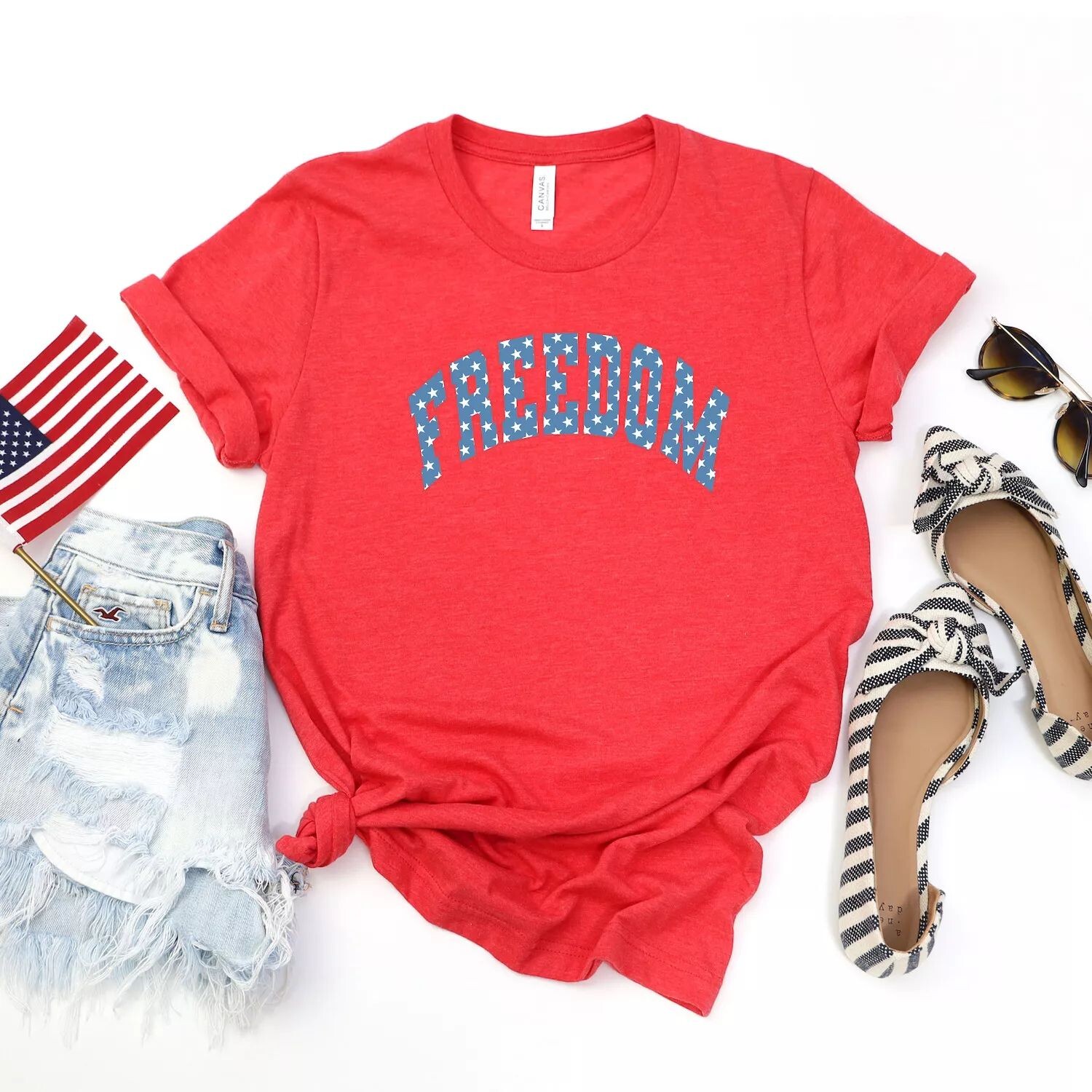 Футболка с короткими рукавами и рисунком Freedom Stars в стиле ретро Simply Sage Market
Футболка с короткими рукавами и рисунком Freedom Stars в стиле ретро Simply Sage Market