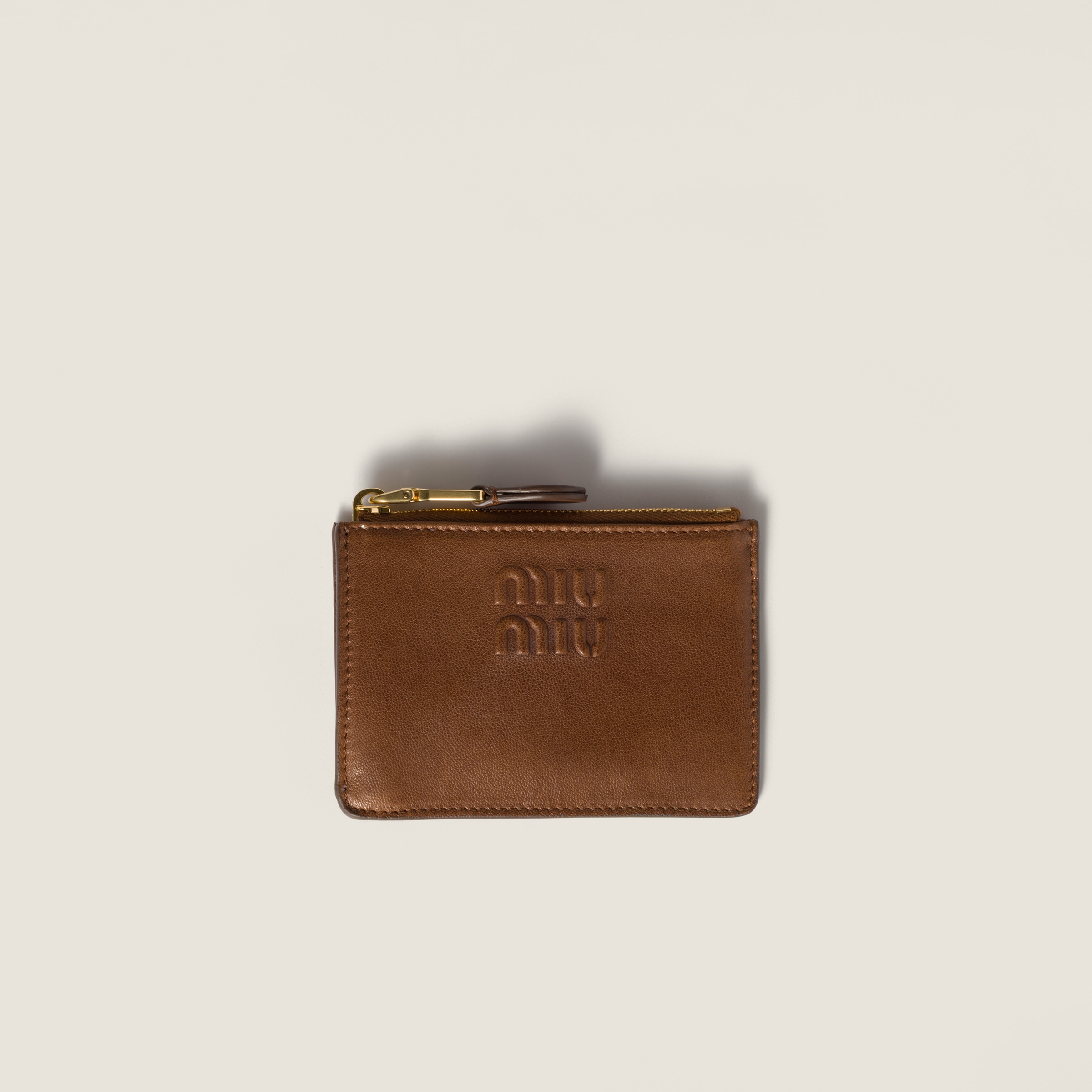 Держатель для карт из наппи MIU MIU, коричневый
Держатель для карт из наппи MIU MIU, коричневый