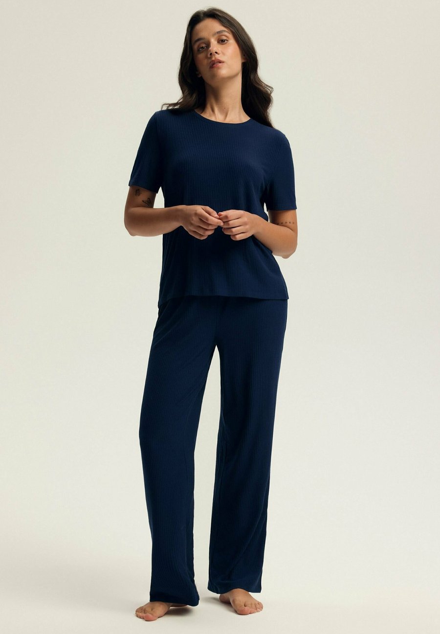 Пижамный комплект ESOTIQ KAELANA SET, Dark Blue
Пижамный комплект ESOTIQ KAELANA SET, Dark Blue