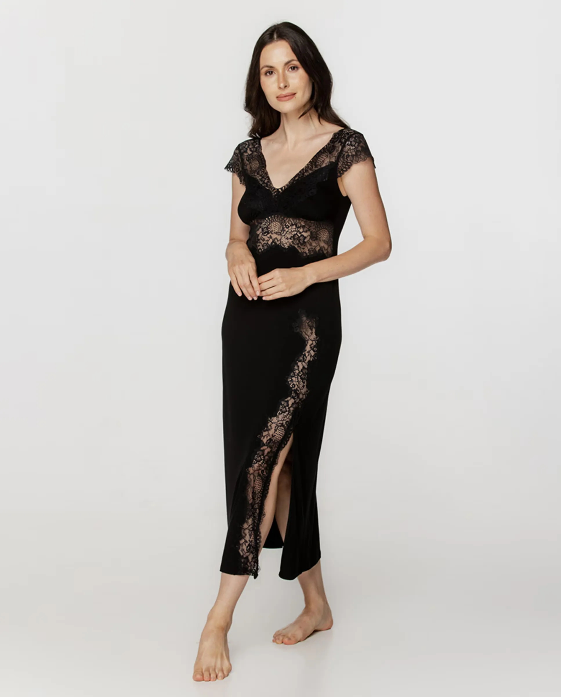 Длинная ночная сорочка из микромодала с кружевными деталями Coemi, черный
Длинная ночная сорочка из микромодала с кружевными деталями Coemi, черный