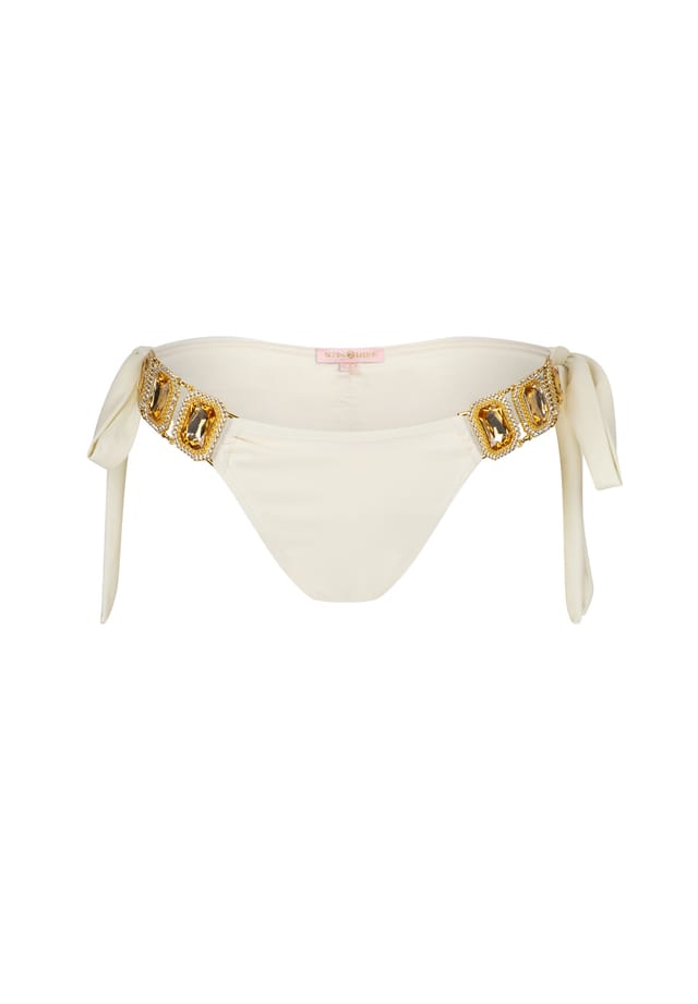 Плавки бикини в бразильском стиле Boujee с завязками по бокам и стильной отделкой камнями Moda Minx, цвет coconut
Плавки бикини в бразильском стиле Boujee с завязками по бокам и стильной отделкой камнями Moda Minx, цвет coconut
