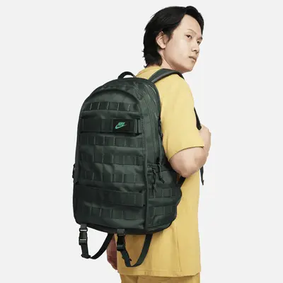 Рюкзак Nike Sportswear RPM Backpack (26л), цвет Vintage Green/Black/Stadium Green
Рюкзак Nike Sportswear RPM Backpack (26л), цвет Vintage Green/Black/Stadium Green