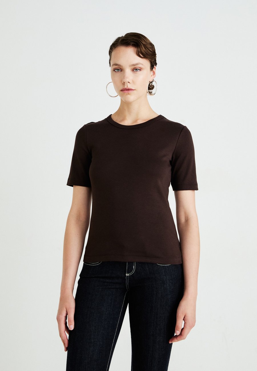 Футболка Gina Tricot BASIC CLASSIC, Brown
Футболка Gina Tricot BASIC CLASSIC, Brown