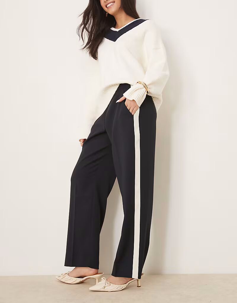 Брюки прямого кроя Abercrombie & Fitch черного цвета с защипами
Брюки прямого кроя Abercrombie & Fitch черного цвета с защипами