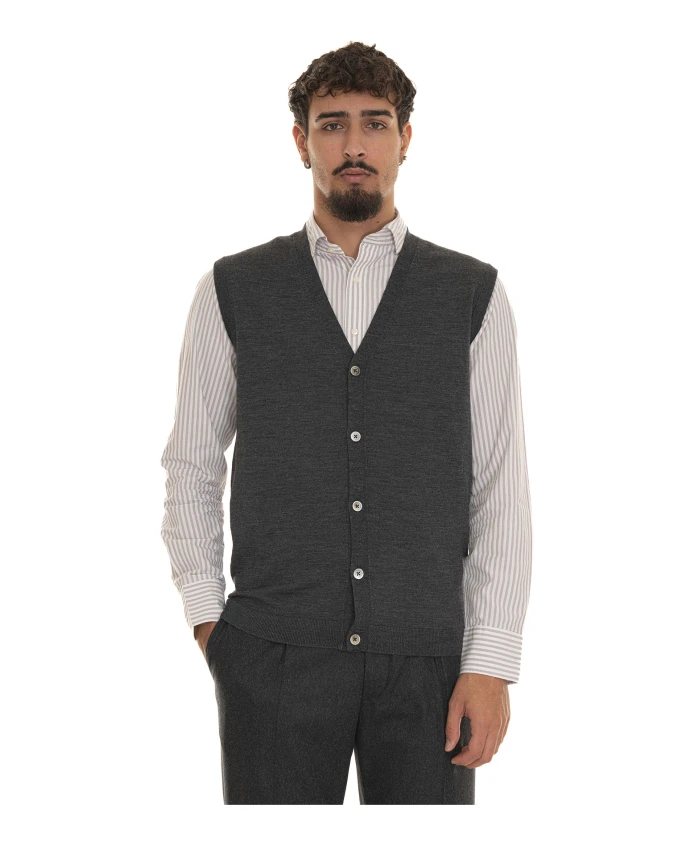 Вязаный жилет из мериносовой шерсти с перламутровыми пуговицами. Hindustrie, черный
Вязаный жилет из мериносовой шерсти с перламутровыми пуговицами. Hindustrie, черный