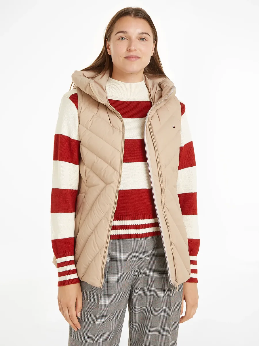 Стеганый жилет Tommy Hilfiger "CHEVRON MW PADDED VEST" со средней набивкой и фирменной этикеткой Tommy Hilfiger, бежевый
Стеганый жилет Tommy Hilfiger "CHEVRON MW PADDED VEST" со средней набивкой и фирменной этикеткой Tommy Hilfiger, бежевый