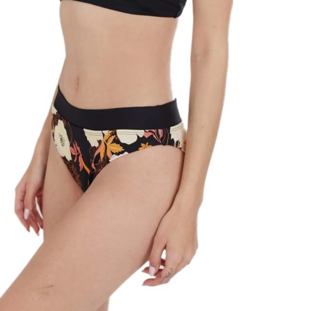 Низ бикини Fundango Sahara Mid Waist Full, черный
Низ бикини Fundango Sahara Mid Waist Full, черный