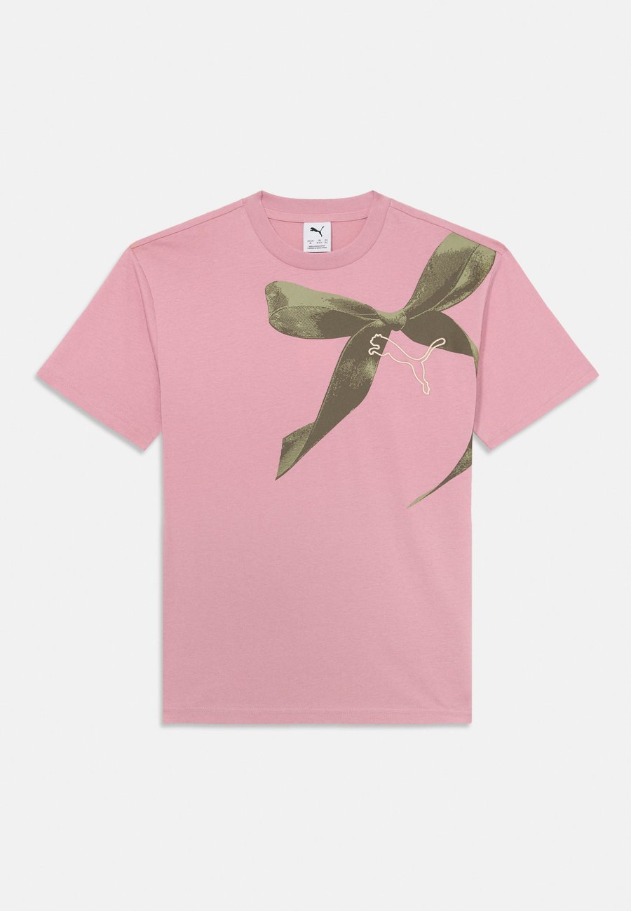 Футболка Puma BOWTIQUE GRAPHIC TEE UNISEX, Poised Pink/Pink, Розовый, Футболка Puma BOWTIQUE GRAPHIC TEE UNISEX, Poised Pink/Pink
Футболка Puma BOWTIQUE GRAPHIC TEE UNISEX, Poised Pink/Pink, Розовый, Футболка Puma BOWTIQUE GRAPHIC TEE UNISEX, Poised Pink/Pink