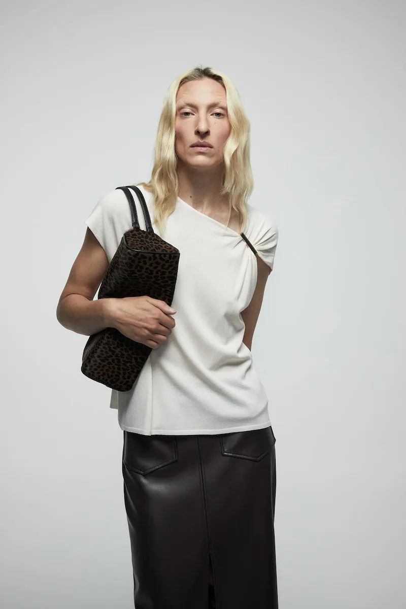 Топ, плечо Sfera, светло-бежевый
Топ, плечо Sfera, светло-бежевый