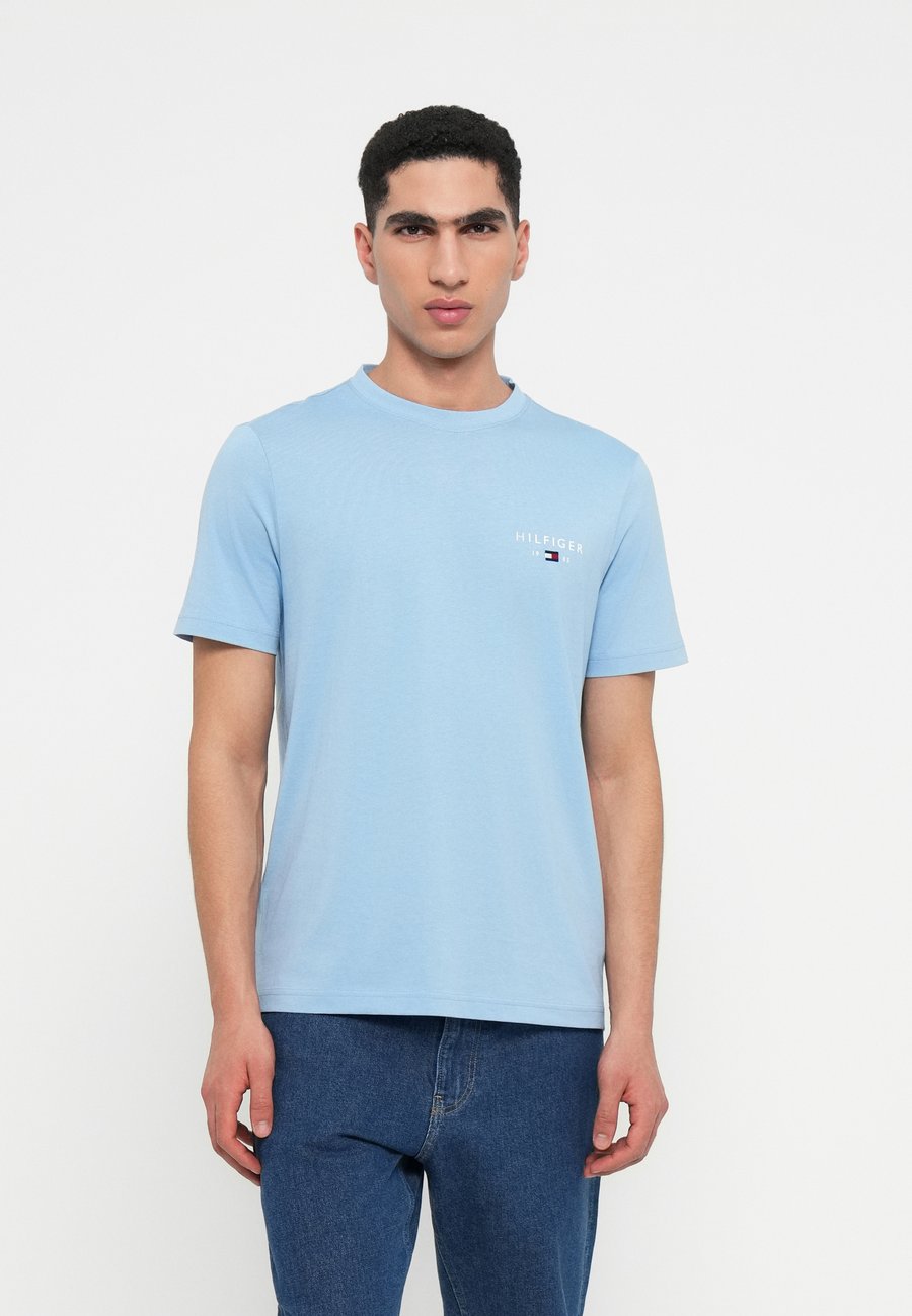 Футболка Tommy Hilfiger BRAND LOVE SMALL TEE, Well Water/Blue, Синий, Футболка Tommy Hilfiger BRAND LOVE SMALL TEE, Well Water/Blue
Футболка Tommy Hilfiger BRAND LOVE SMALL TEE, Well Water/Blue, Синий, Футболка Tommy Hilfiger BRAND LOVE SMALL TEE, Well Water/Blue